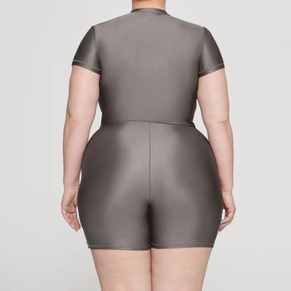 SKIMS- NWT Shine Spandex Jersey Biker Short color Gray Chalk sz Small - Picture 3 of 8